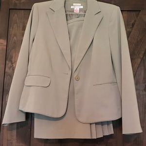 Ladies’ suit